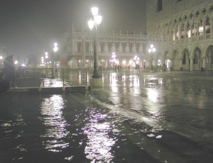 Venezia, acqua alta di notte Immagine di Paolo da Reggio - public domain*