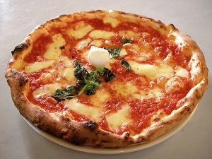 Pizza Margherita - Fotografia di ElfQrin - GNU Free Documentation License*